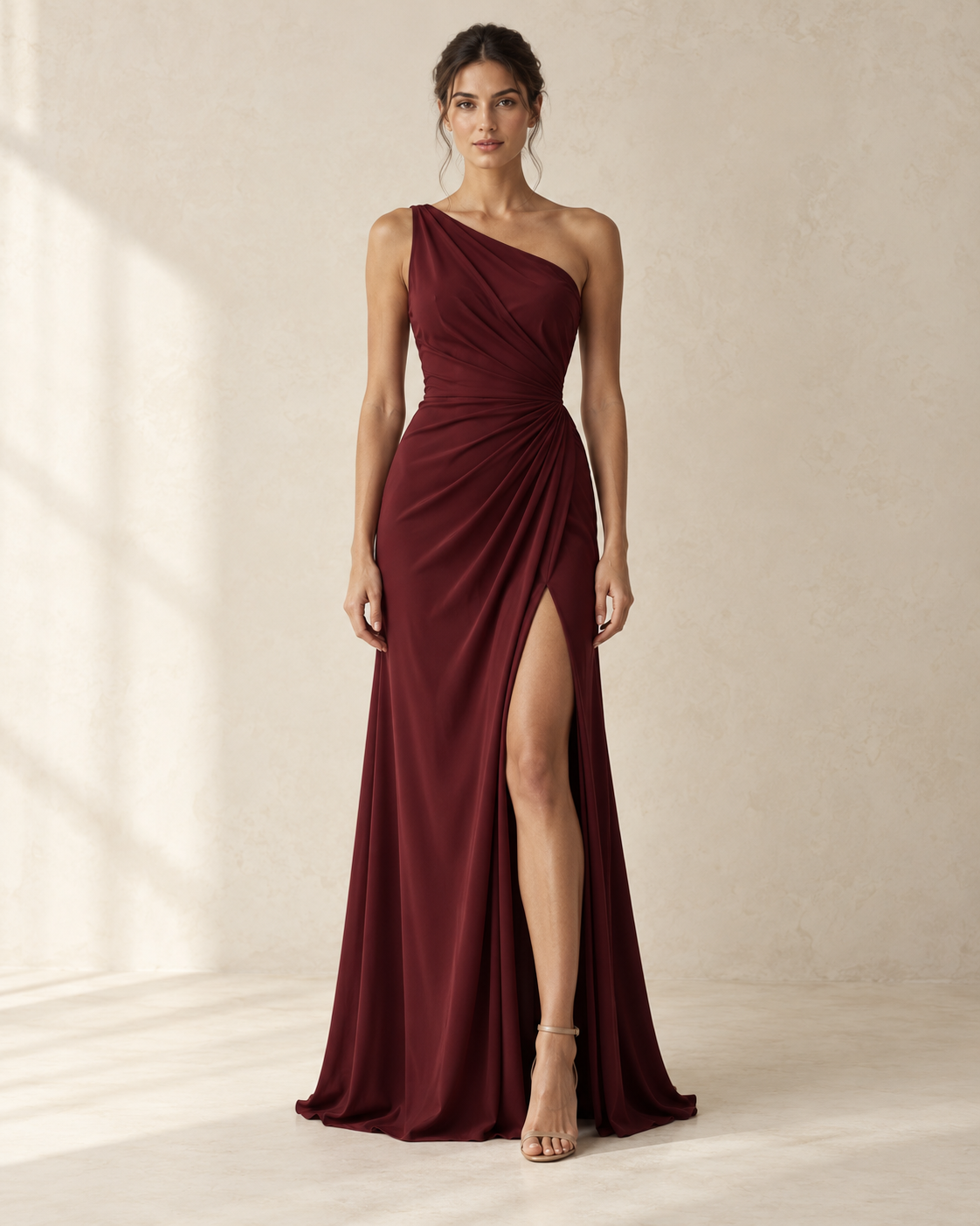 Konzeptbild: bordeauxrotes asymmetrisches Abendkleid an einem Model vor hellem Studiohintergrund
